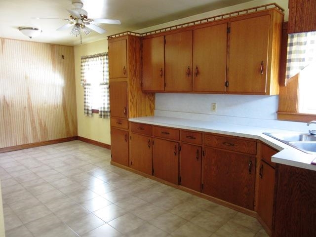 102 N Sycamore St, Huntingburg, IN 47542 photo 2
