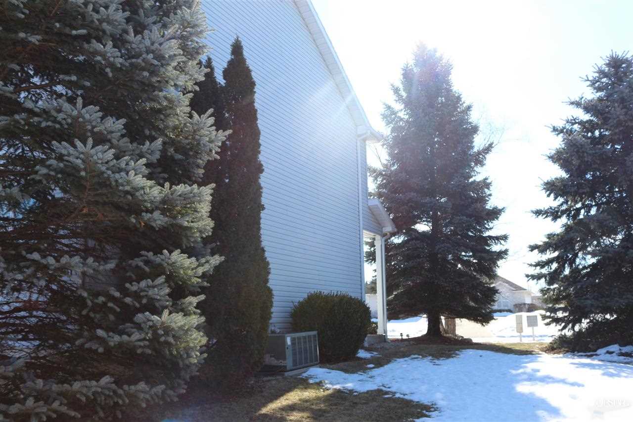 9112 Spring Forest Dr, Fort Wayne, IN 46804 photo 3