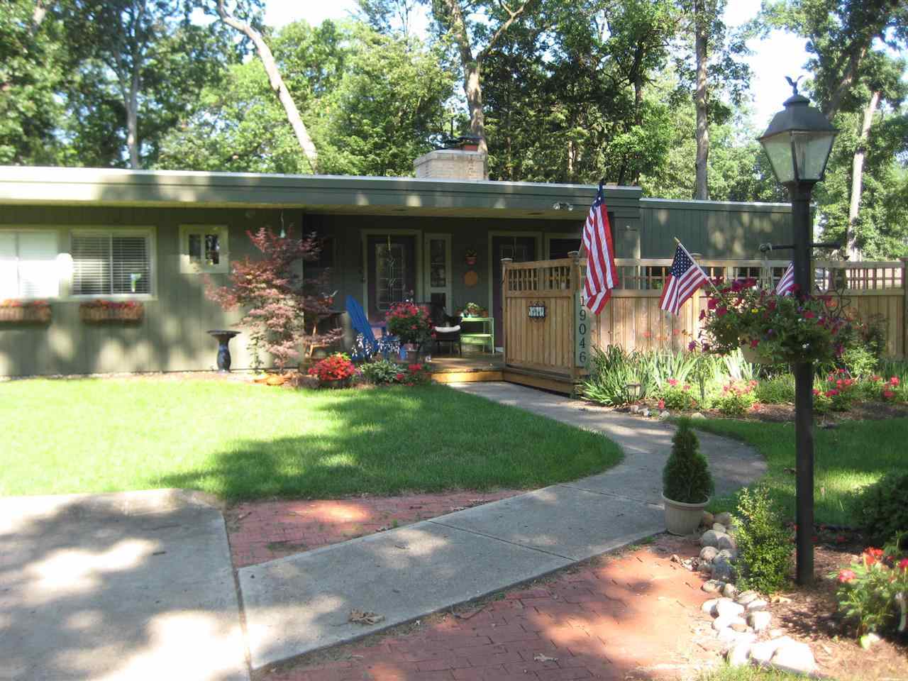 19046 Oakmont Dr N, South Bend, IN 46637 photo 1