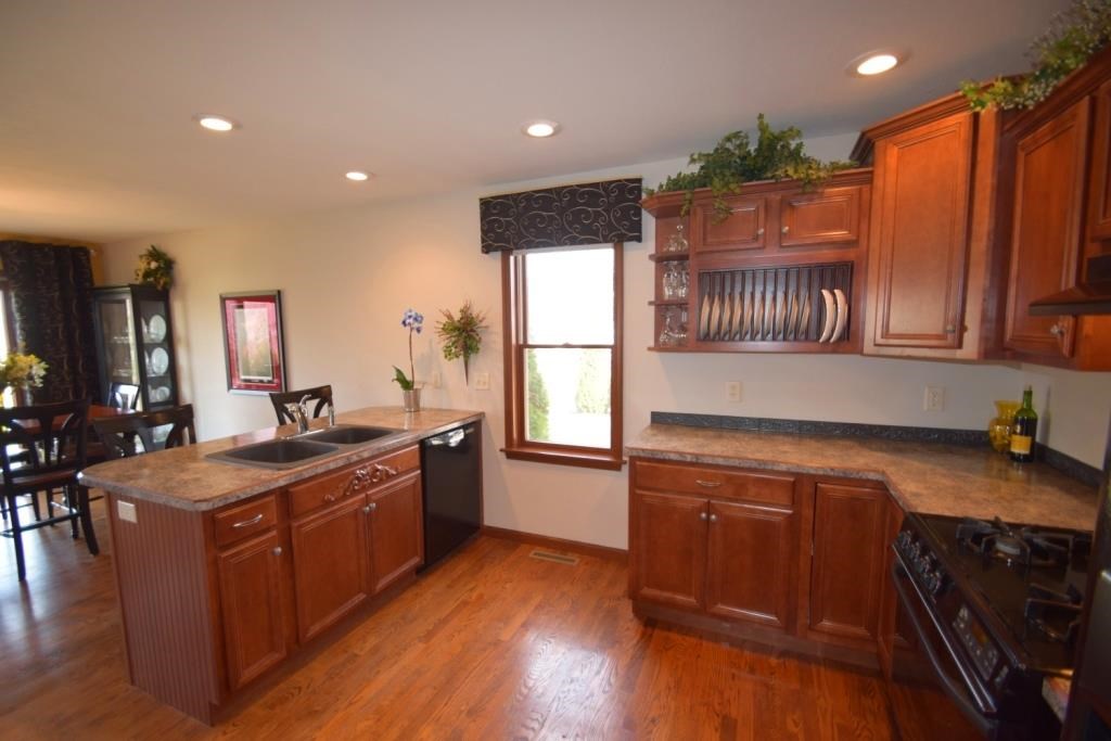 1958 Country Cir S, Nappanee, IN 46550 photo 4