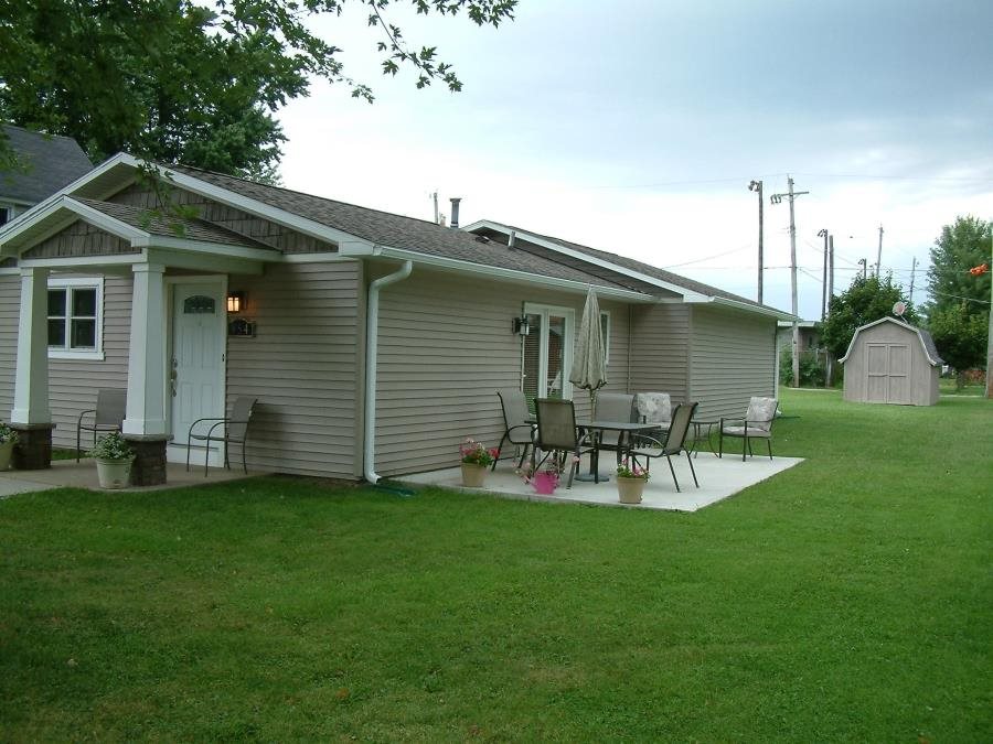 954 E Walnut, Nappanee, IN 46550 photo 2