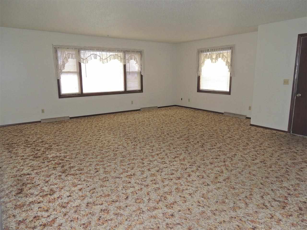 402 W Harrison St, Monticello, IN 47960 photo 3