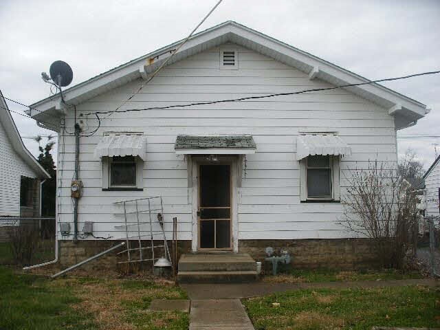 402 NW 1st St, Washington, IN 47501 photo 2