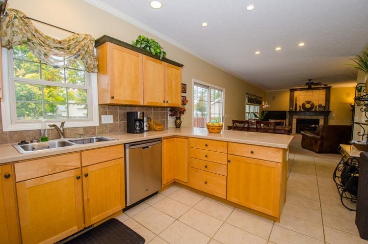 522 Shepherds Cove Dr, Osceola, IN 46561 photo 3