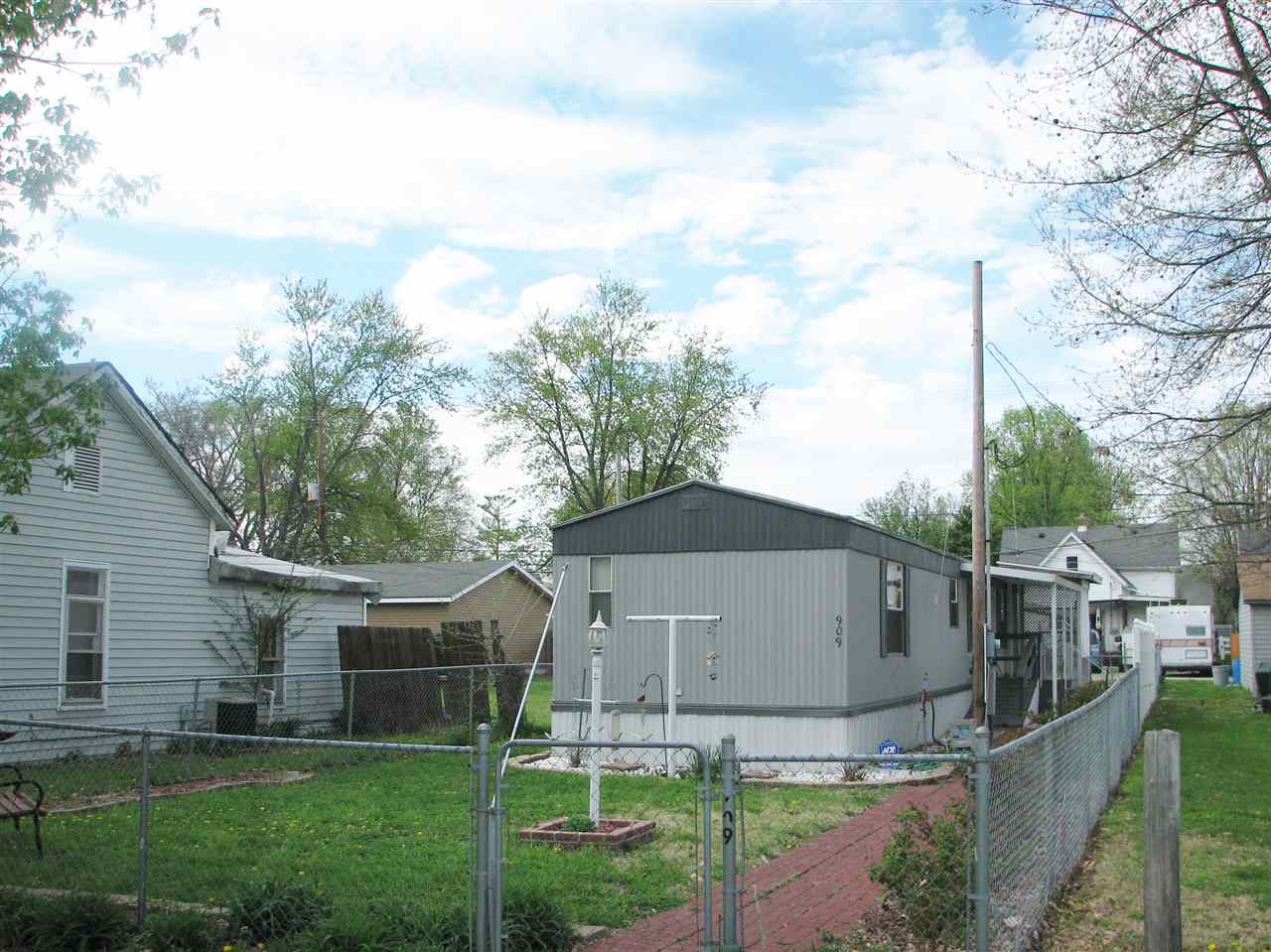 909 W Third St, Mount Vernon, IN 47620 photo 3