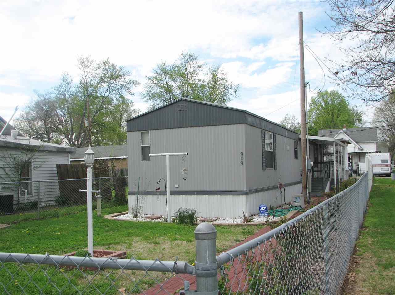 909 W Third St, Mount Vernon, IN 47620 photo 2