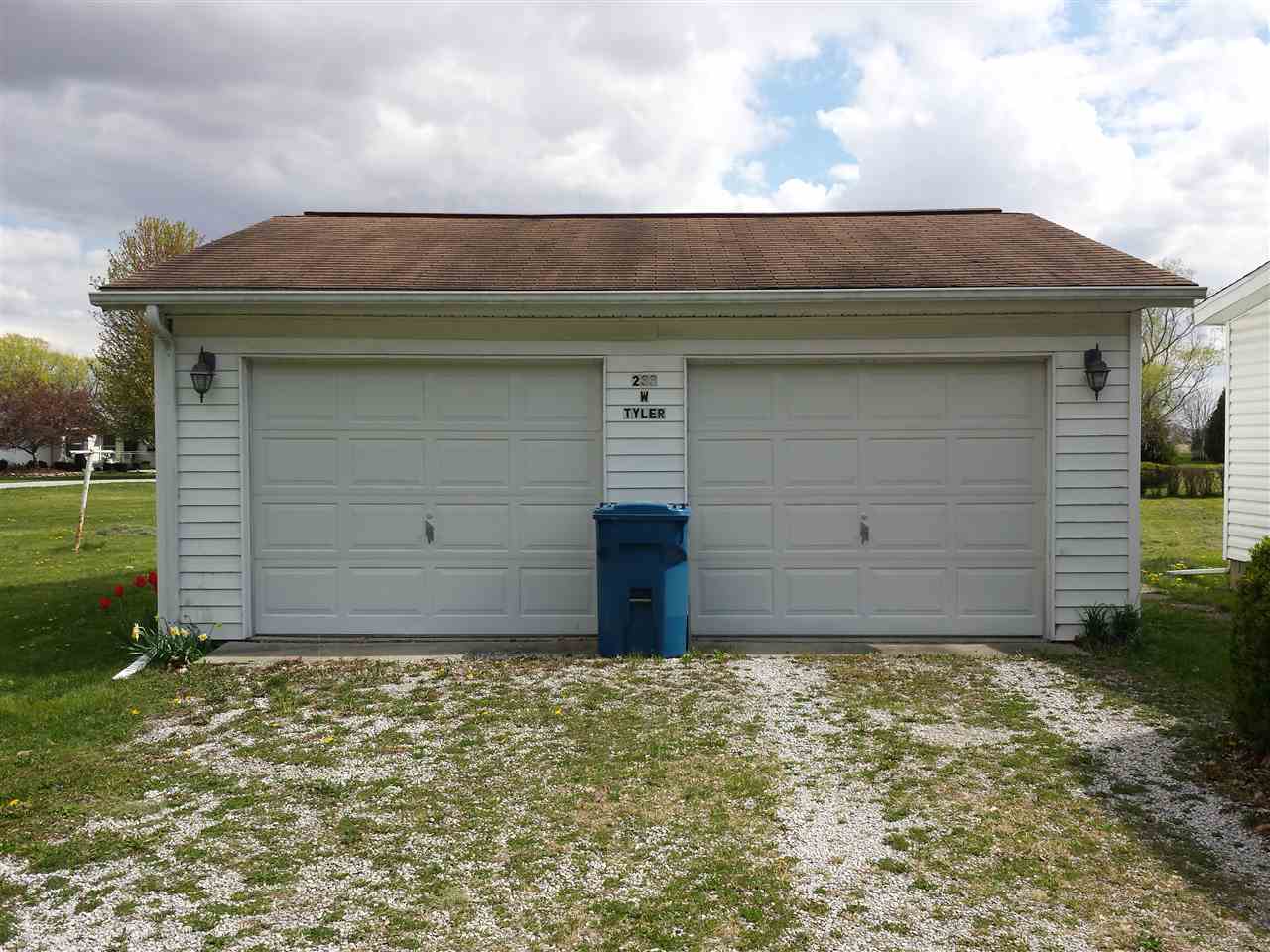 233 W Tyler St, Fairmount, IN 46928 photo 3