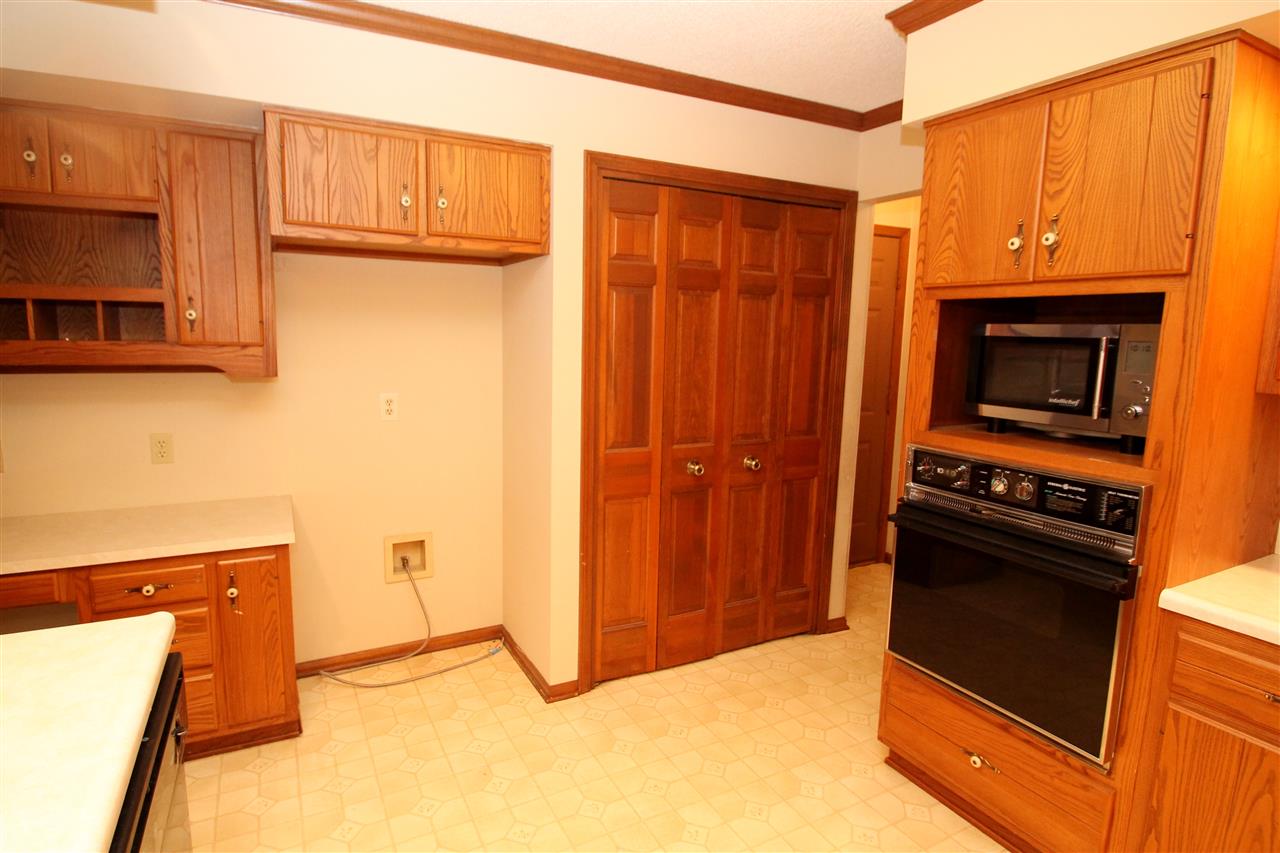 1202 Canterbury Dr, Decatur, IN 46733 photo 9
