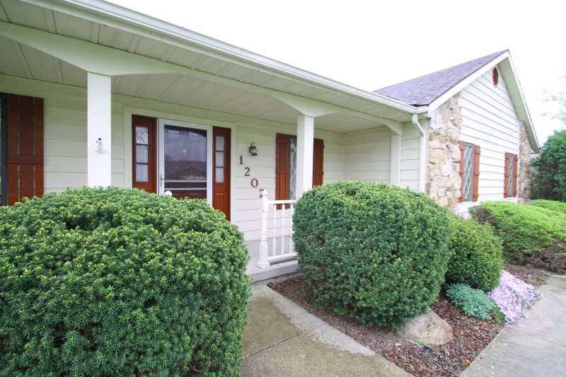1202 Canterbury Dr, Decatur, IN 46733 photo 2
