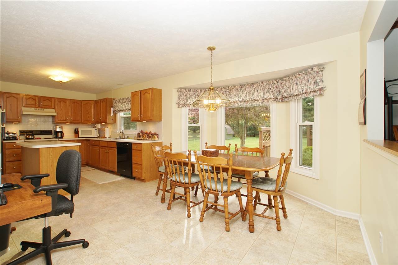 562 Lakewood Ct, Greentown, IN 46936 photo 9