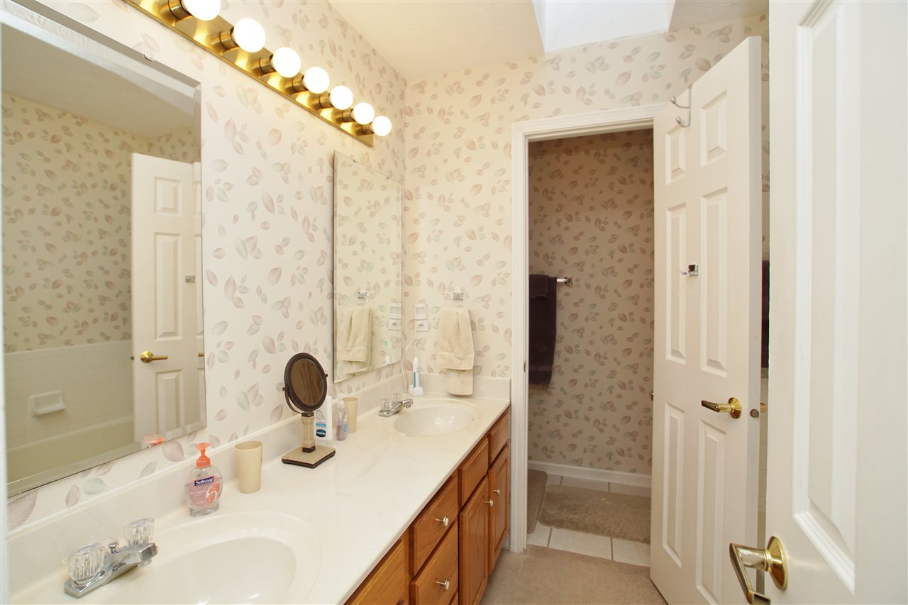 562 Lakewood Ct, Greentown, IN 46936 photo 16