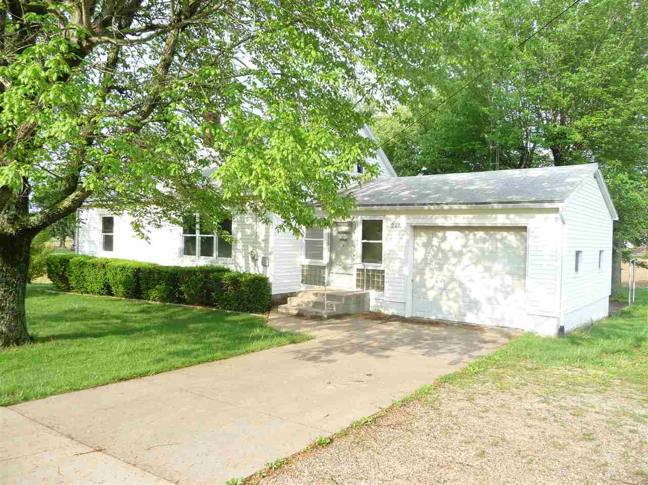 902 S Meridian Rd, Jasper, IN 47546 photo 1