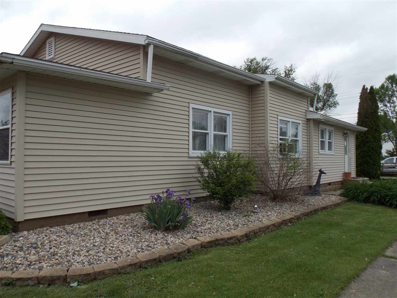 502 W Johnson St, Wolcott, IN 47995 photo 2