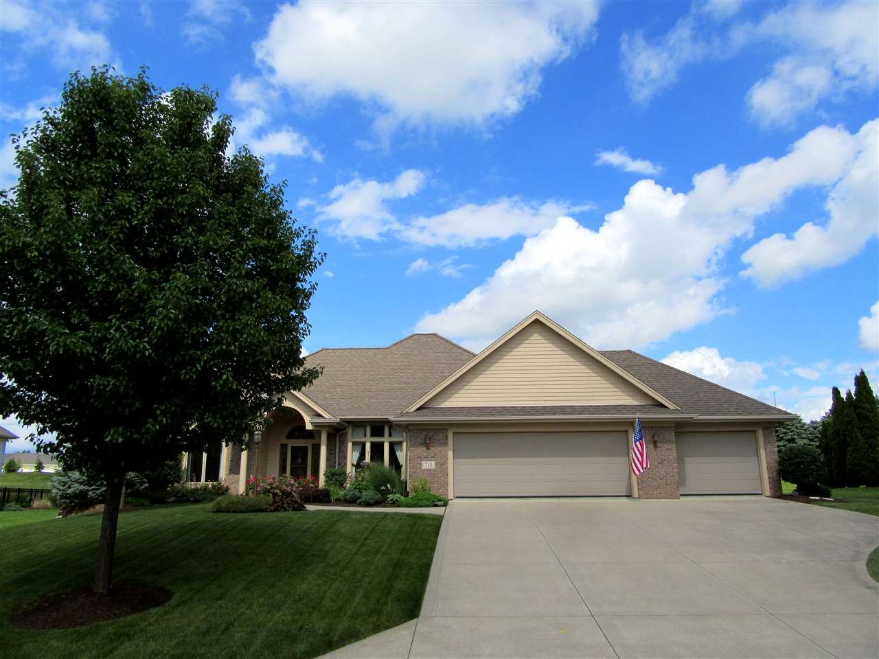 715 Red Bluff Dr, Fort Wayne, IN 46814 photo 1