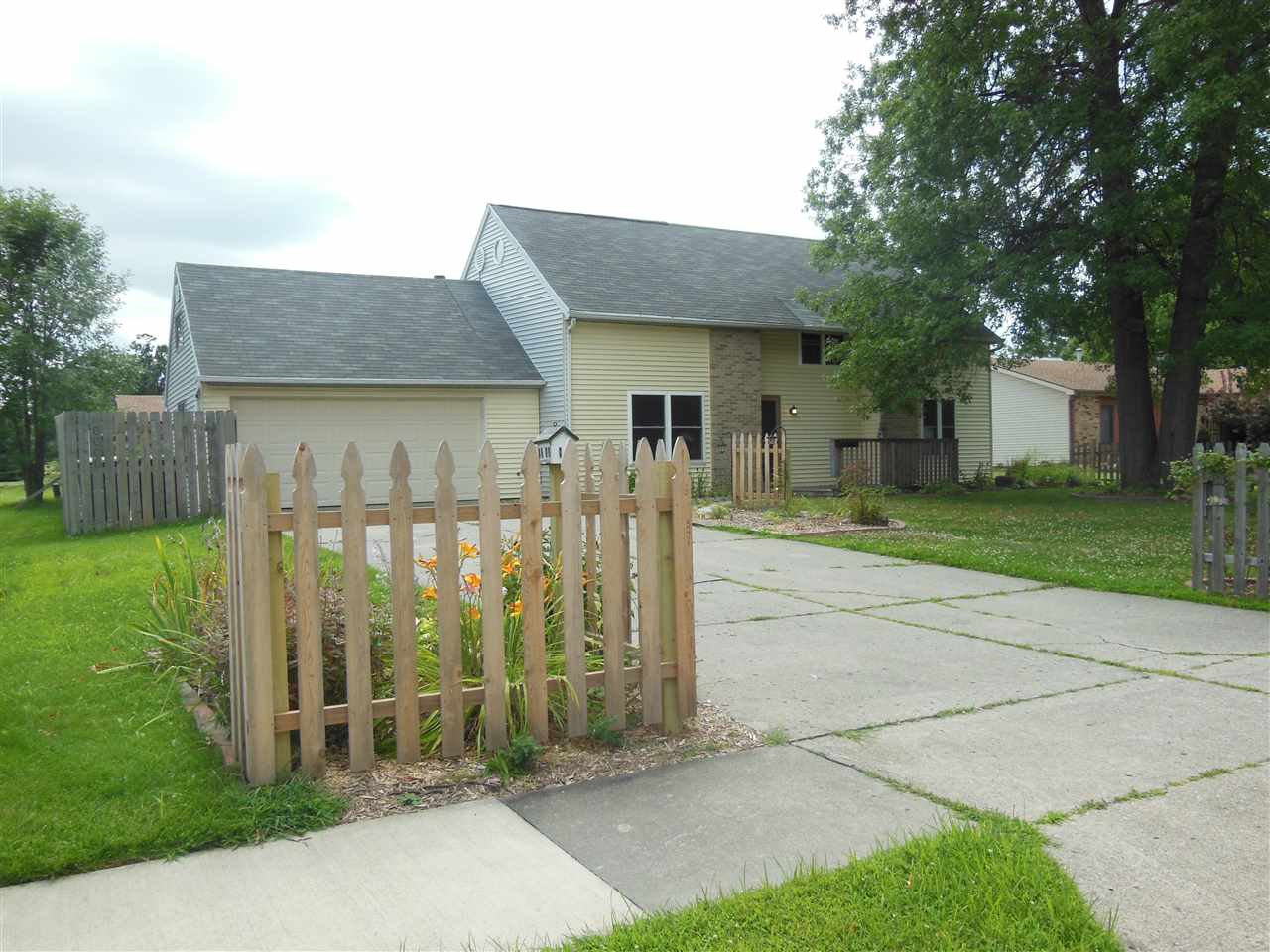 6006 Justin Dr, Fort Wayne, IN 46835 photo 2