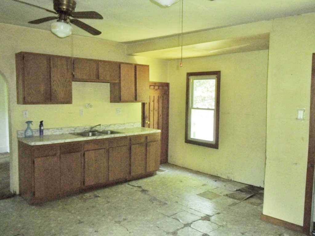 541 Dowling St, Kendallville, IN 46755 photo 4