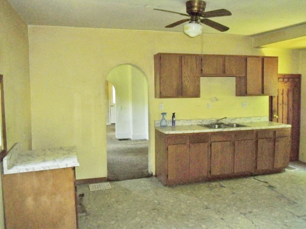 541 Dowling St, Kendallville, IN 46755 photo 5