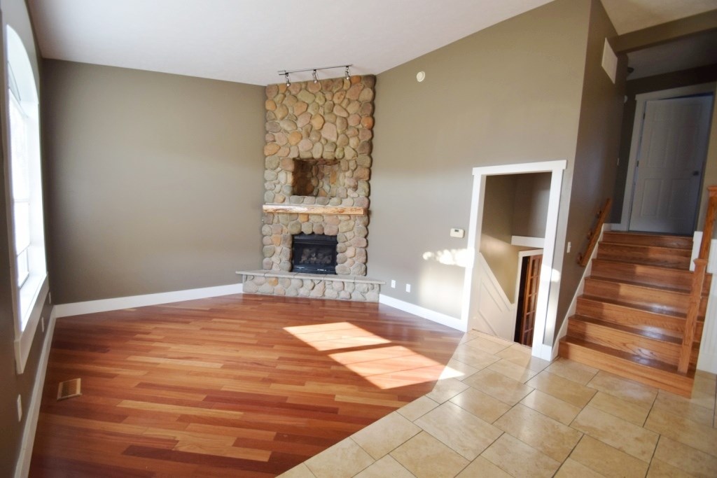 1365 Maple Ln, Nappanee, IN 46550 photo 3