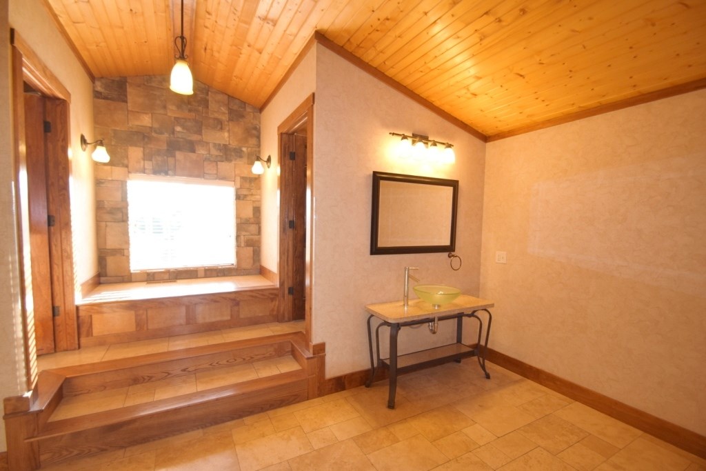 1365 Maple Ln, Nappanee, IN 46550 photo 14