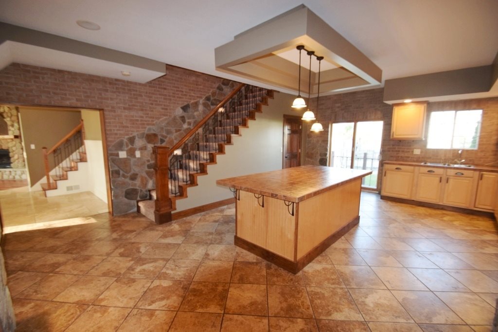 1365 Maple Ln, Nappanee, IN 46550 photo 2