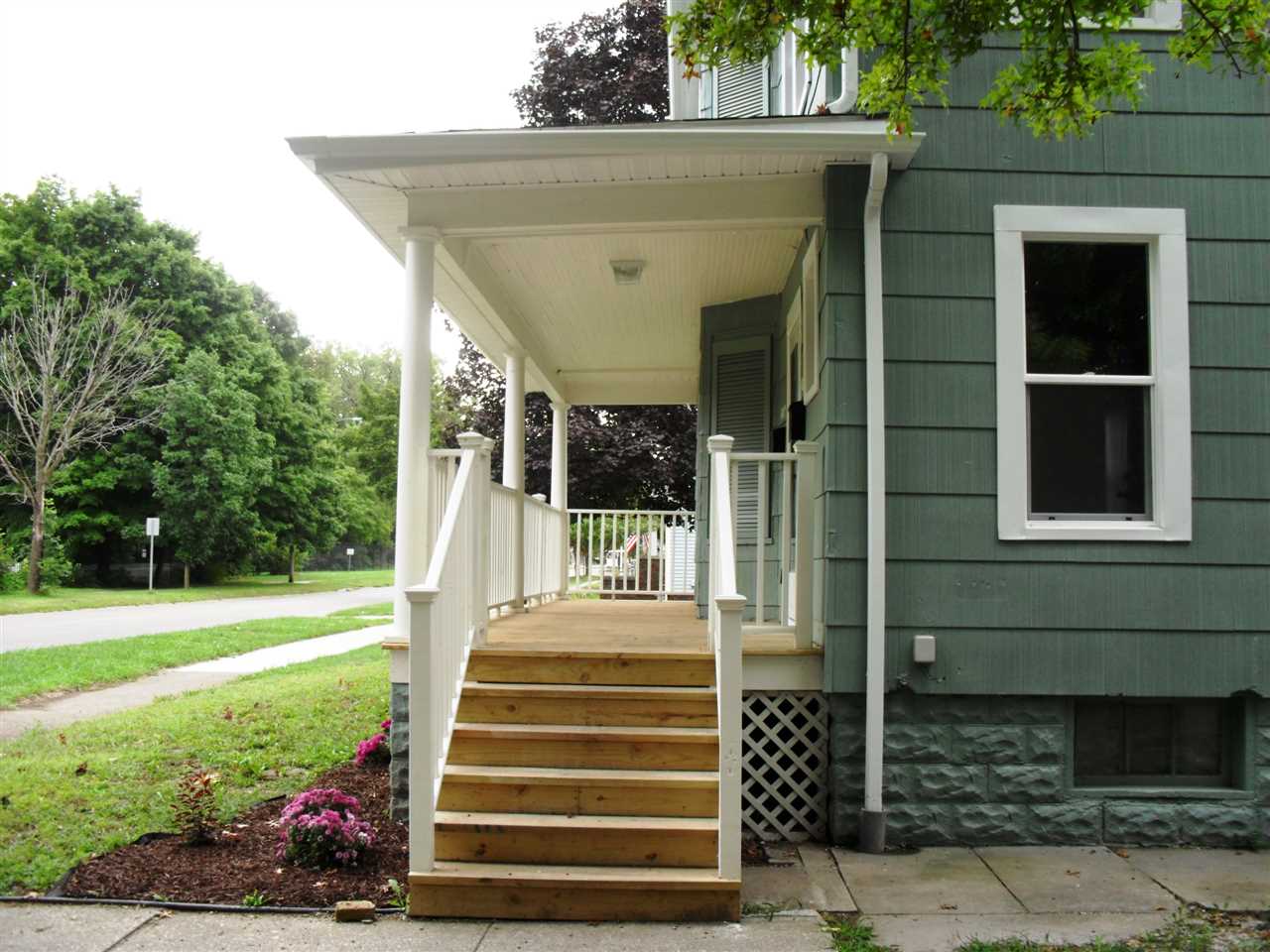 1027 Edwardsburg Ave, Elkhart, IN 46514 photo 2