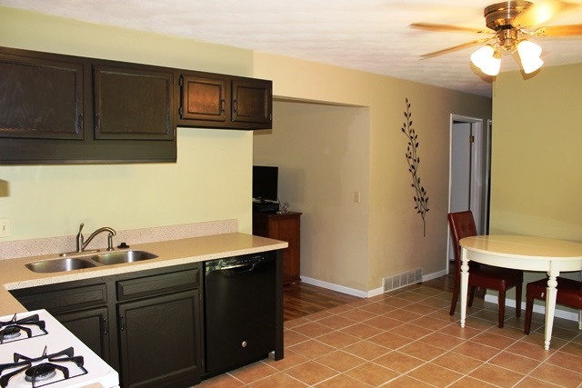 2307 S Southwood Dr, Warsaw, IN 46580 photo 2