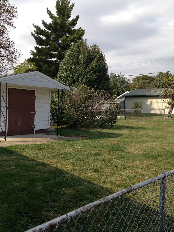 614 W 3rd St, Bicknell, IN 47512 photo 3