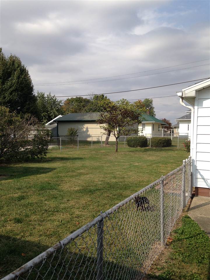 614 W 3rd St, Bicknell, IN 47512 photo 2