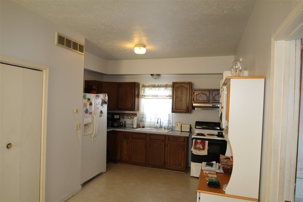 705 E Main St, Chalmers, IN 47929 photo 4