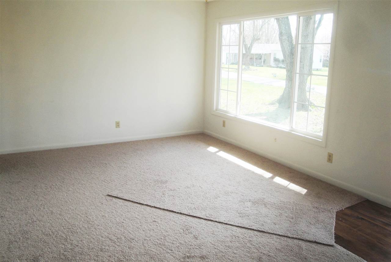 210 S Kentucky Ave, Chandler, IN 47610 photo 4