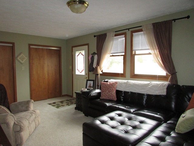 404 Earl St, Chalmers, IN 47929 photo 10