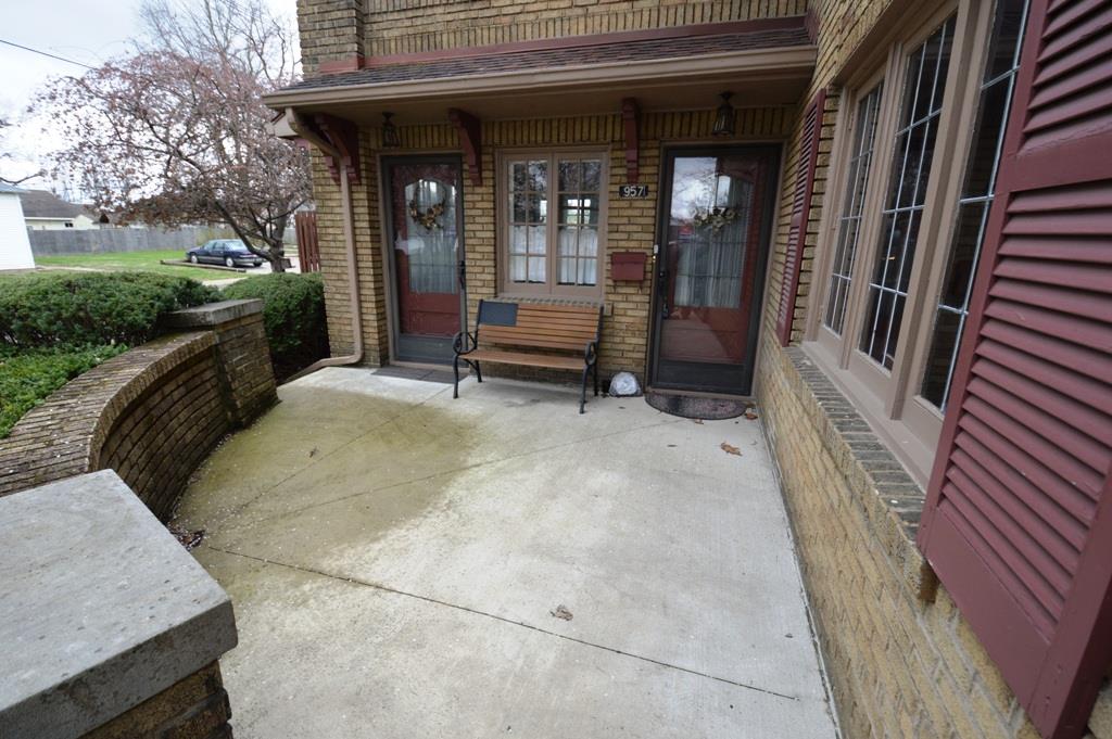 957 E Clinton St, Frankfort, IN 46041 photo 2