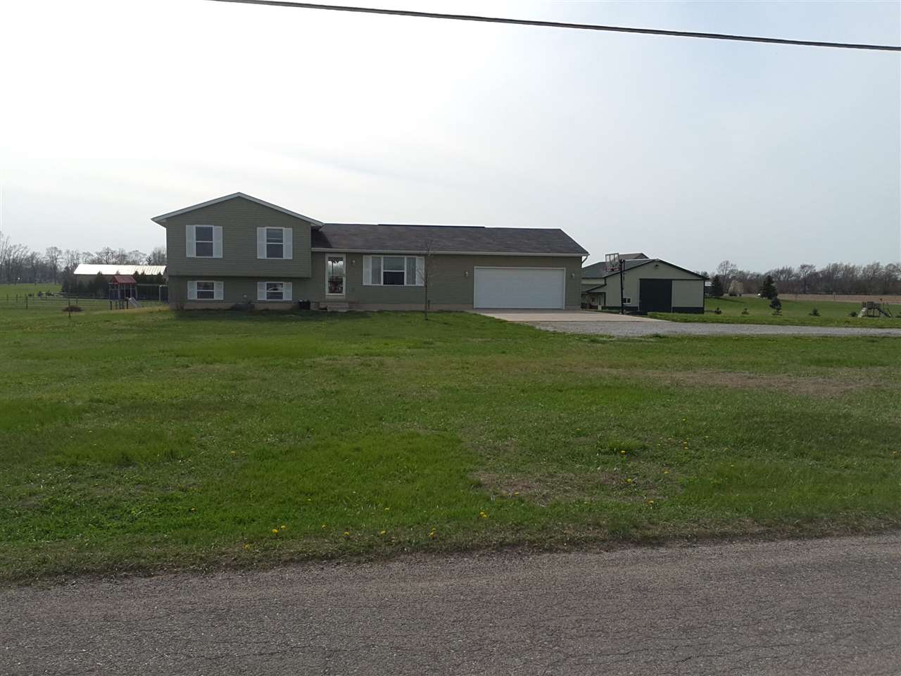 4667 N Sullivan Rd, Leesburg, IN 46538 photo 1
