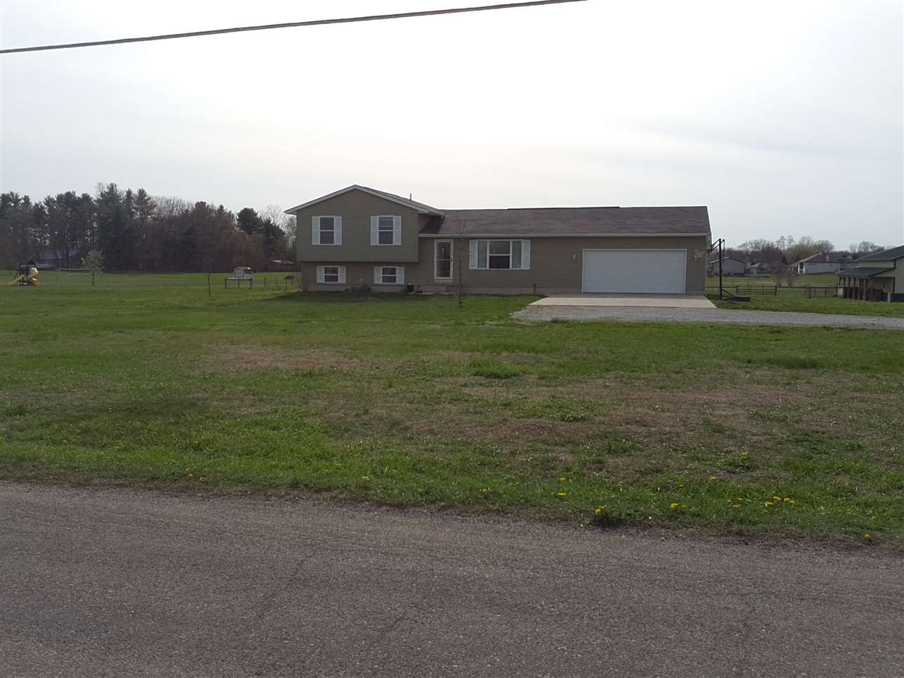 4667 N Sullivan Rd, Leesburg, IN 46538 photo 2