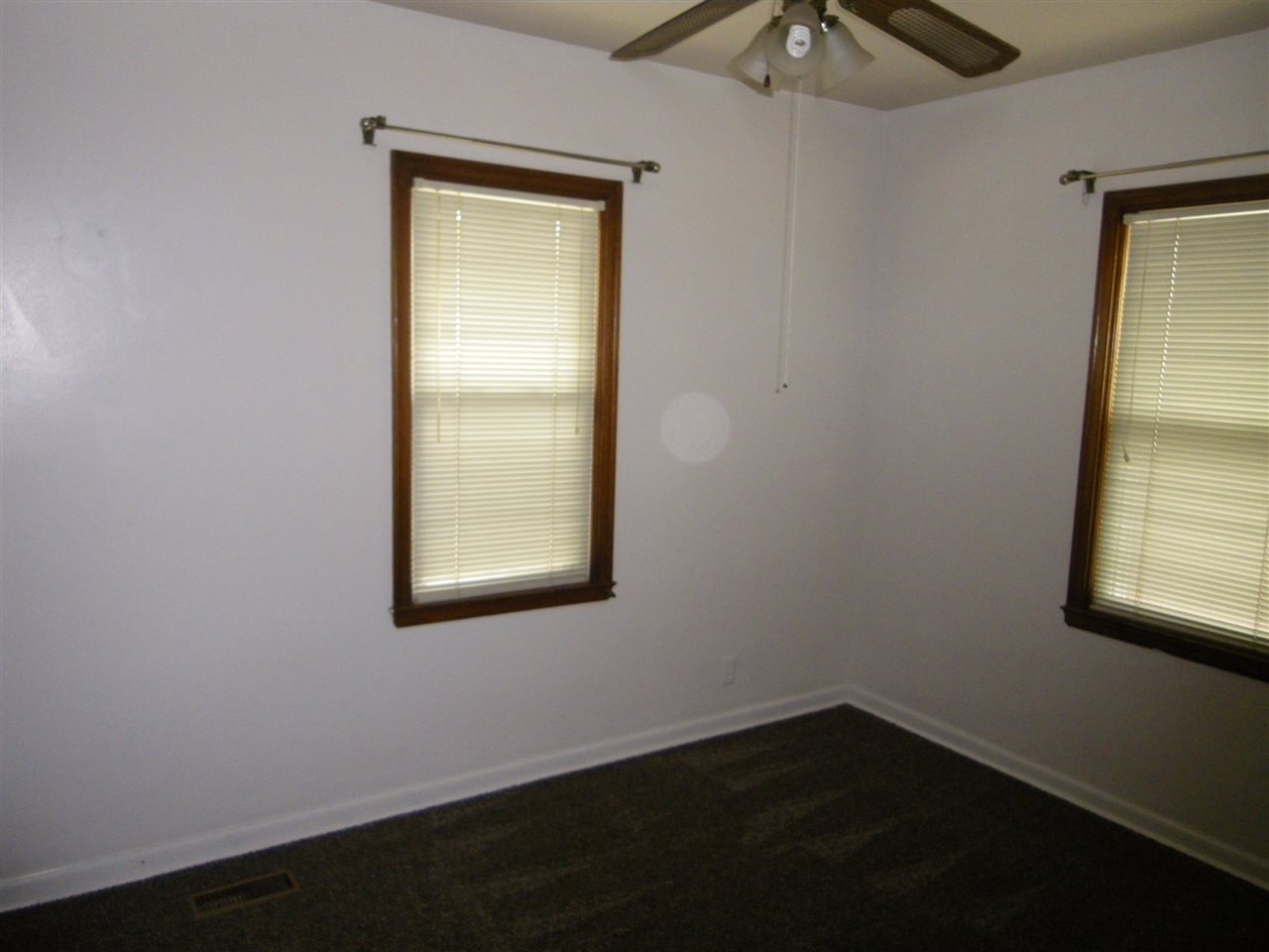 2821 Oakley St, Evansville, IN 47710 photo 3