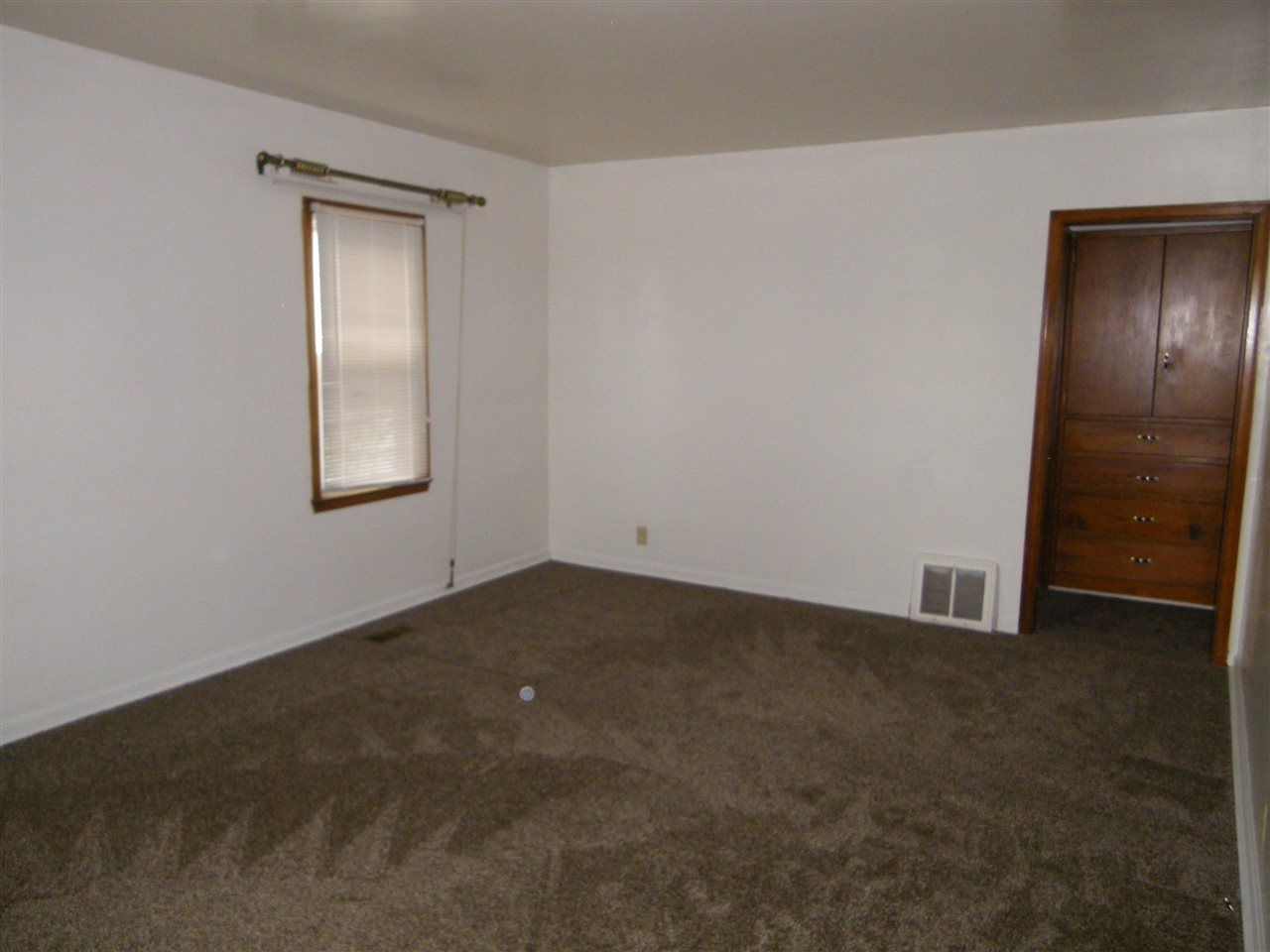 2821 Oakley St, Evansville, IN 47710 photo 2
