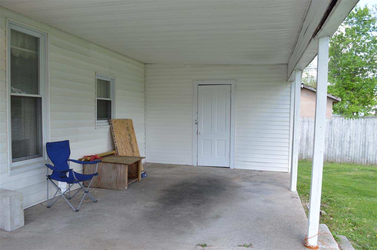 324 W Frank St, Mitchell, IN 47446 photo 3