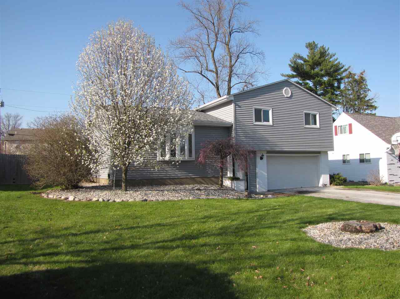 2801 Bellevue Dr, Fort Wayne, IN 46825 photo 2