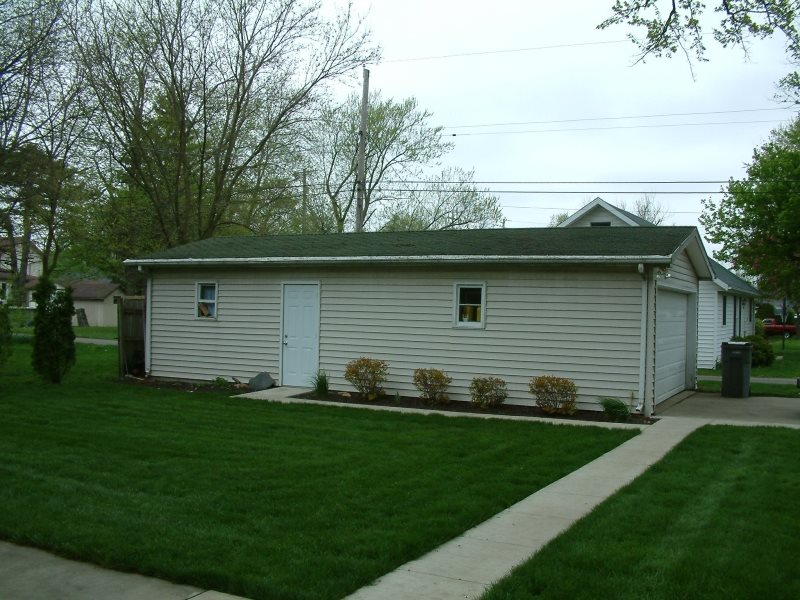 158 E John, Nappanee, IN 46550 photo 18
