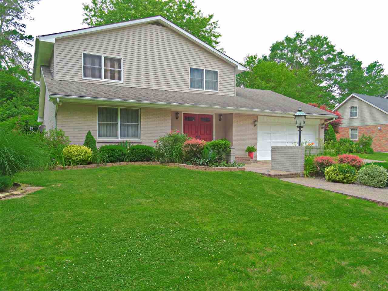 6902 Pinehurst Dr, Evansville, IN 47711 photo 1