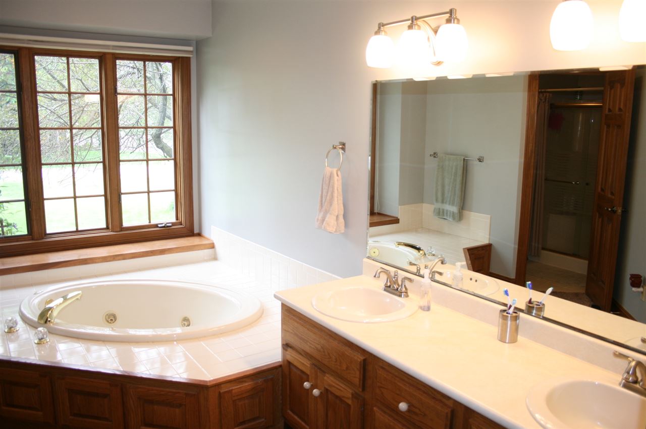 2411 Woodland Trl, Auburn, IN 46706 photo 18