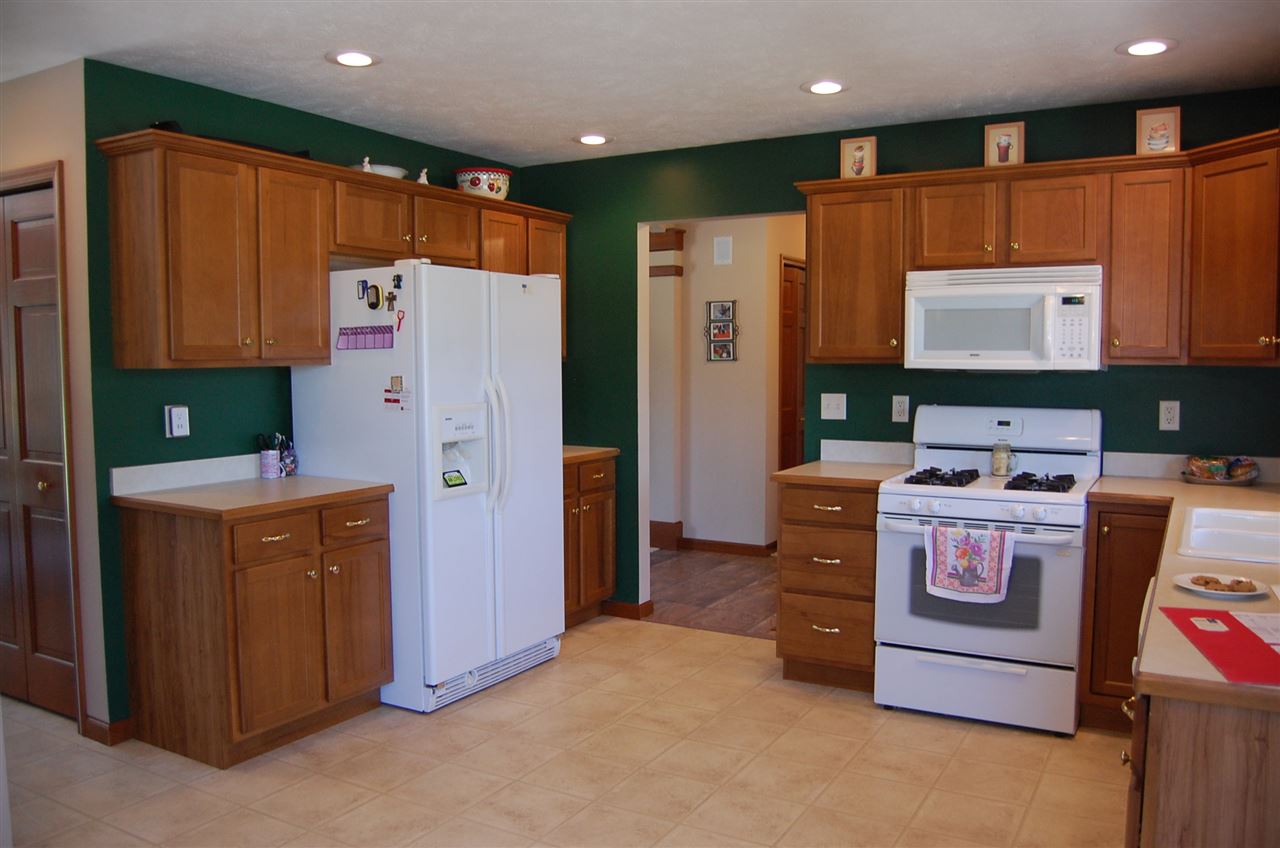 61806 Amber Meadows Dr, Goshen, IN 46528 photo 9