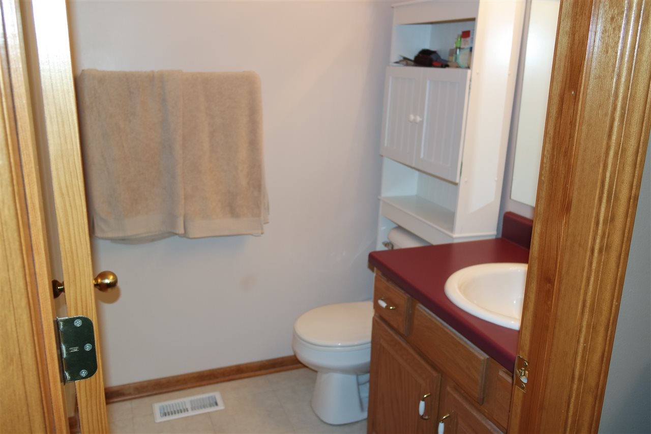 305 Canyon Dr, Auburn, IN 46706 photo 17