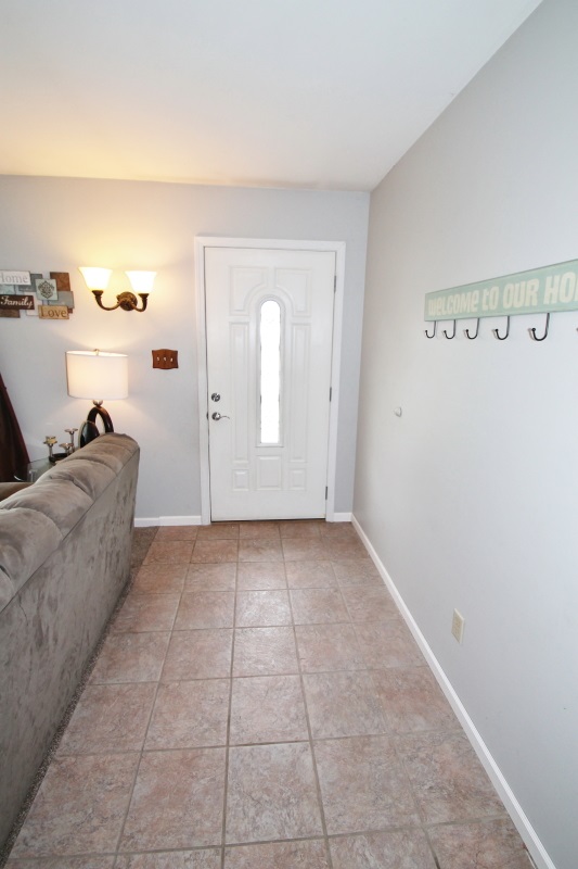 906 Elnora Dr, Fort Wayne, IN 46825 photo 3