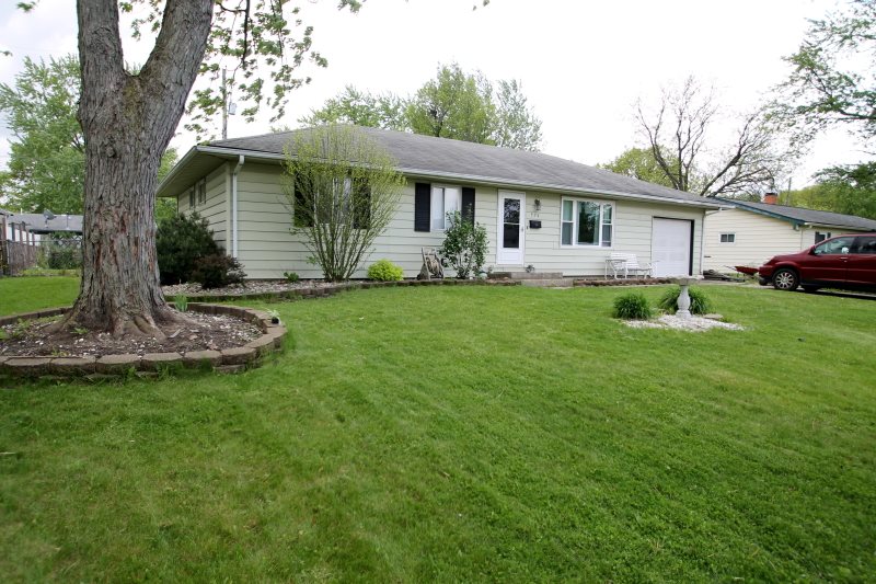 906 Elnora Dr, Fort Wayne, IN 46825 photo 2