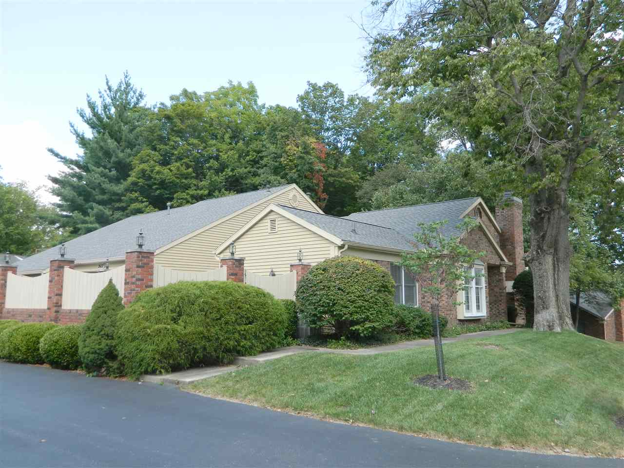 2627 E Windermere Woods Dr, Bloomington, IN 47401 photo 2