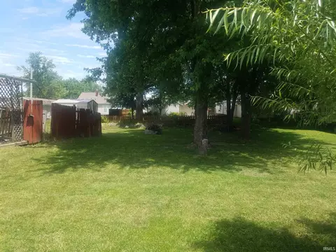 311 E Maple St, Washington, IN 47501 photo 2