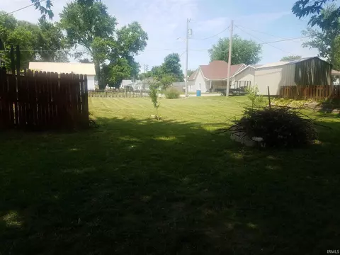 311 E Maple St, Washington, IN 47501 photo 3