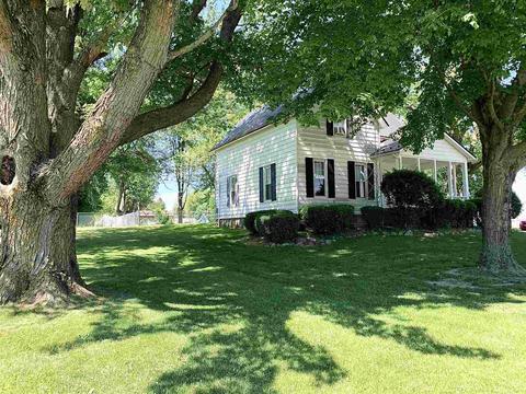 407 E North St, Bourbon, IN 46504 photo 2