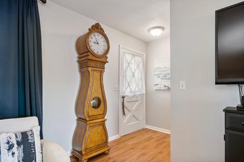 605 E Pickwick Dr, Syracuse, IN 46567 photo 5